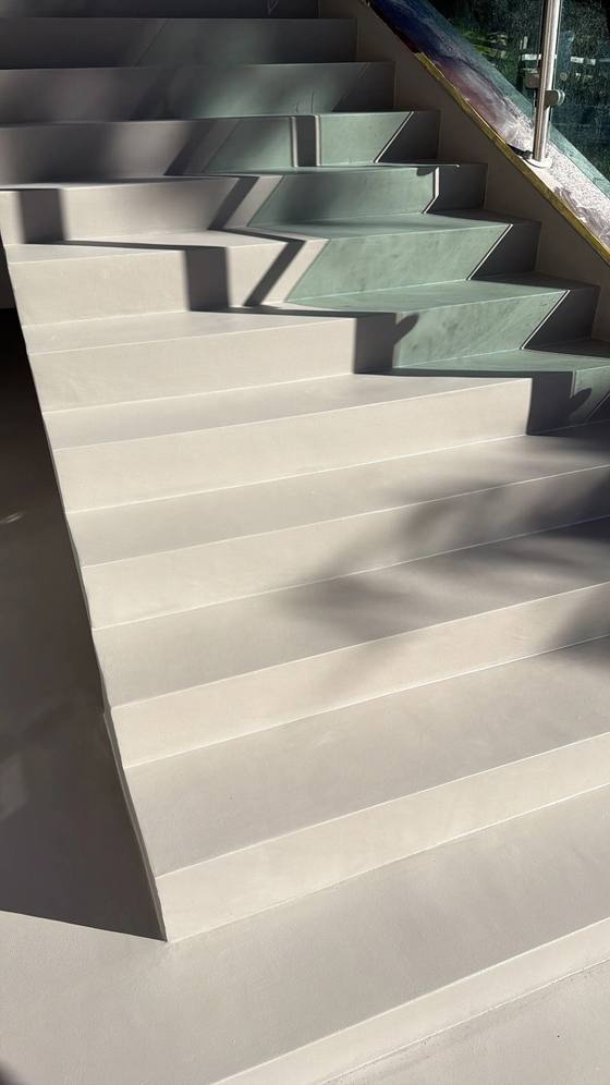 Fertige Mikrozement-Außenstiege in Trins aus einem zweiten Blickwinkel.