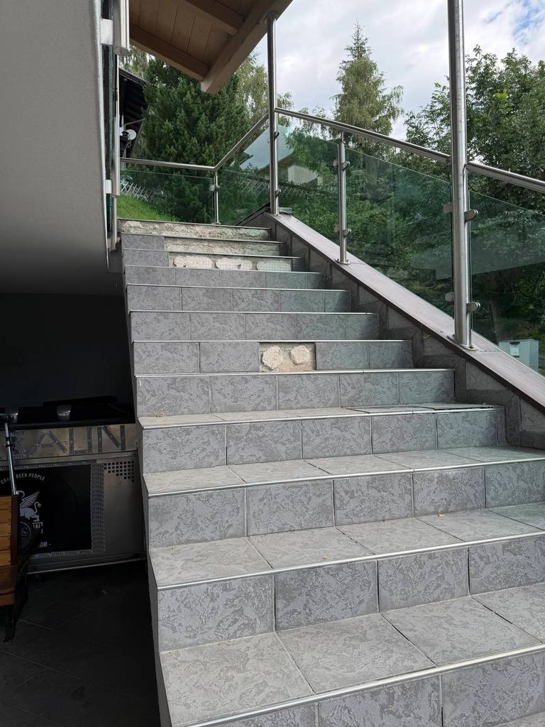 Verwitterte Natursteinstiege vor der Beschichtung.